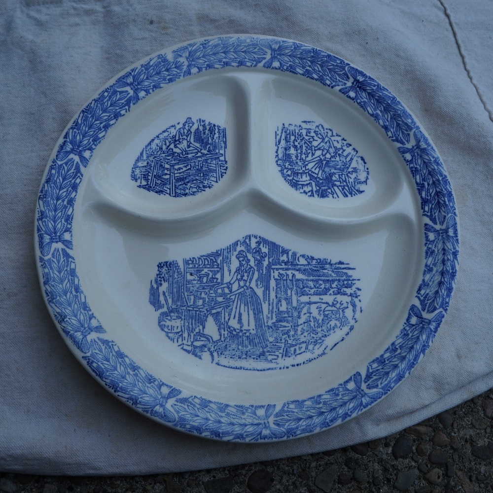 Vintage Universal Cambridge Divided Plate Kitchen Scene Design